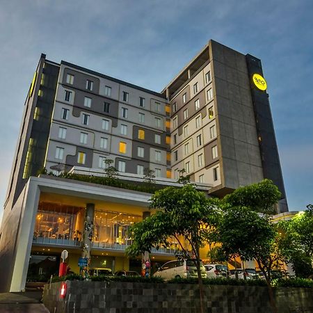 Yello Hotel Jemursari Surabaya Ngoại thất bức ảnh