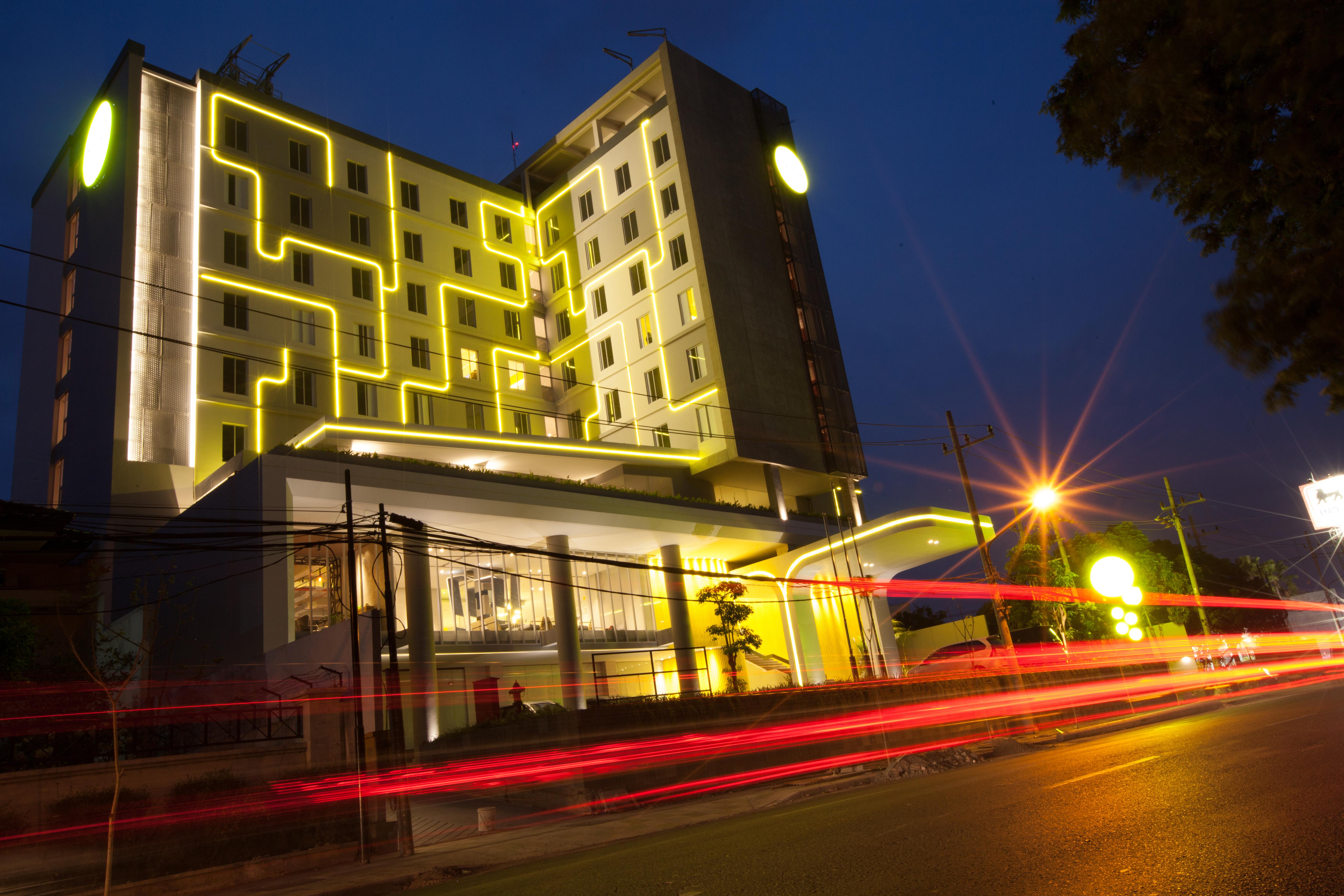 Yello Hotel Jemursari Surabaya Ngoại thất bức ảnh