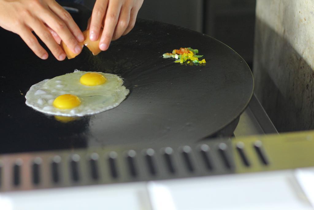 Yello Hotel Jemursari Surabaya Ngoại thất bức ảnh