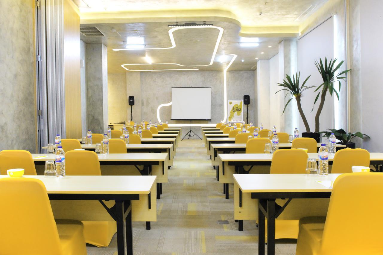 Yello Hotel Jemursari Surabaya Ngoại thất bức ảnh