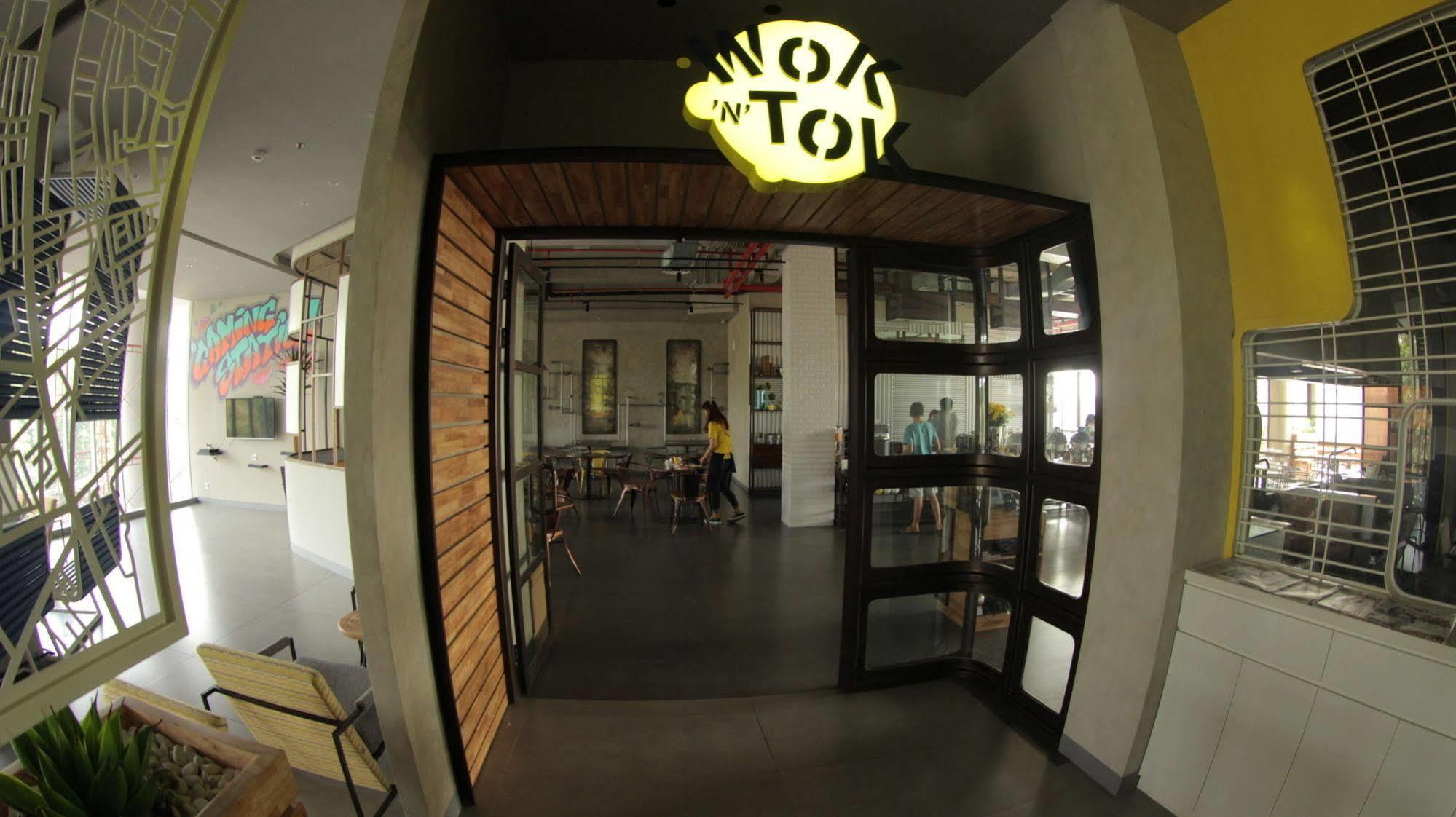 Yello Hotel Jemursari Surabaya Ngoại thất bức ảnh